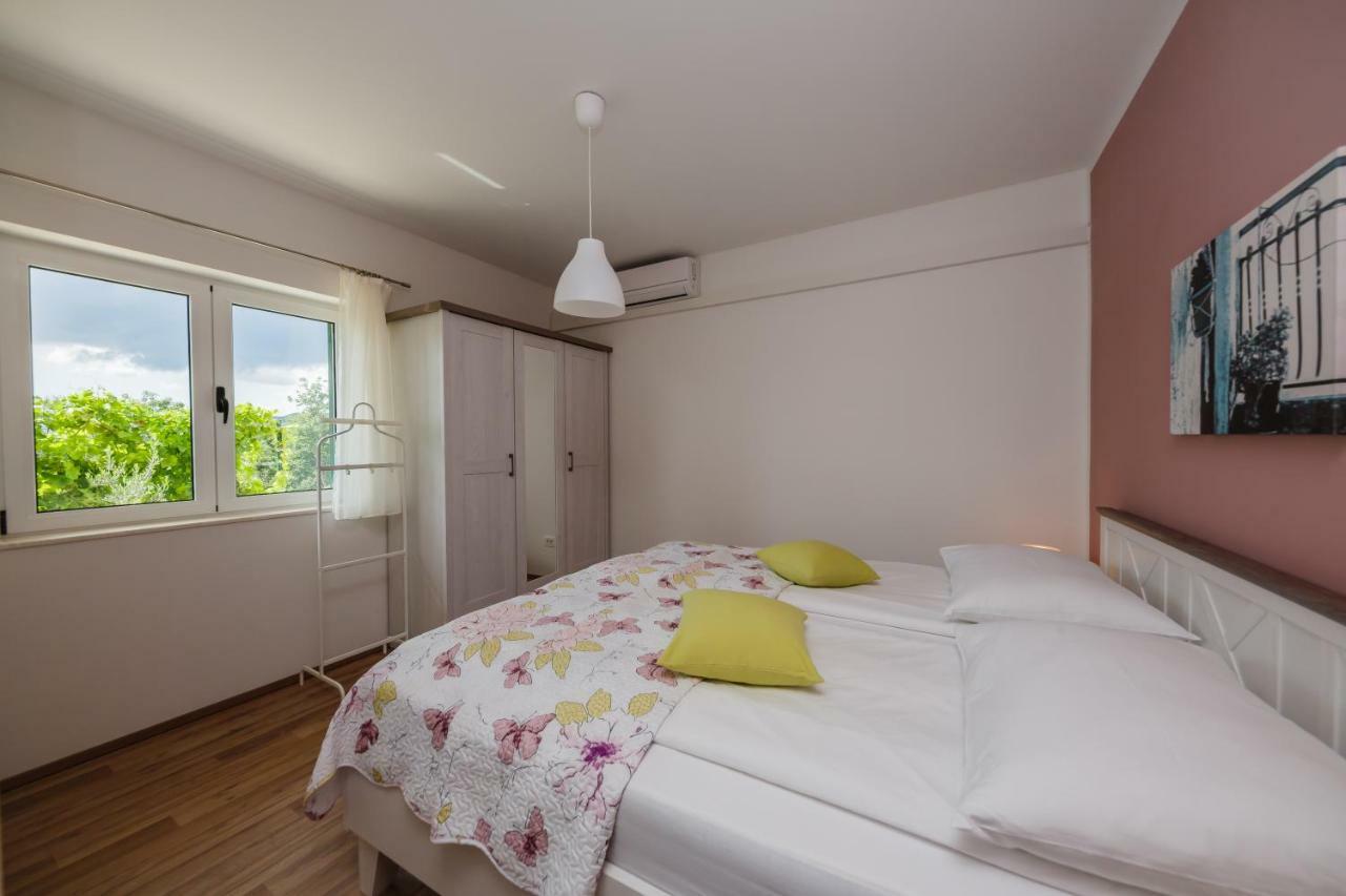 Holiday Home Cherry Tree Zrnovnica Exterior photo